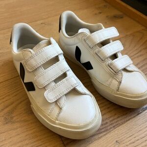 Veja Recife Velcro logo in brilliant white, size 5 US / 36 EUR with box, EUC